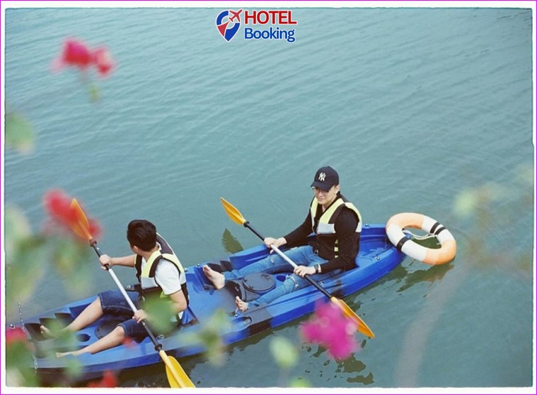 Chèo kayak trên hồ đồng đò
